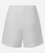 Short pollera de sastrería color blanco, con cintura alta y diseño de traspase frontal abotonado con botones forrados.