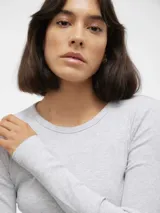 Remera de manga larga con cuello redondo, confeccionada en tejido rib elastizado con calce ajustado al cuerpo.