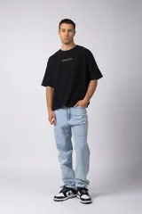 Pantalón de jean de corte recto y tiro medio, en color azul claro lavado, con cierre frontal y bolsillos laterales.