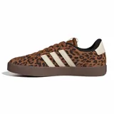 Championes Adidas modelo VL Court 3.0 con estampado animal print de leopardo. Presentan las icónicas tres bandas laterales en color crema, suela de goma marrón y cordones al tono.