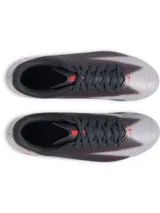 Championes de fútbol Under Armour Shadow Select 3 FG, con diseño en color negro, blanco y detalles en rojo. Presentan una parte superior sintética suave, cierre con cordones y suela de TPU con tacos cónicos para tracción en superficies naturales firmes.