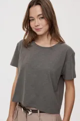 Remera corta verde militar de algodón, con cuello redondo, manga corta y calce relajado.