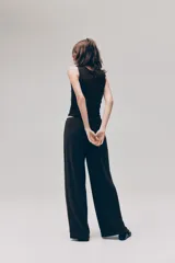 Pantalón de punto fino marrón, de corte relajado con piernas rectas y cintura elástica con cordón ajustable.