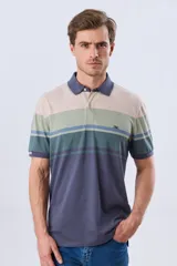 Remera polo de manga corta con diseño a rayas horizontales en tonos beige, celeste, rosado, azul marino y verde. Cuenta con cuello polo y cierre frontal con botones.