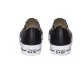 Zapatillas Converse Chuck Taylor All Star de cuero negro con plataforma blanca y cordones blancos.