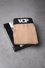 Boxer de algodón color beige con cintura elástica ancha en color negro que presenta el logo de la marca VCP en letras blancas.