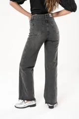 Pantalón de jean de tiro alto color gris oscuro, corte recto, con bolsillos delanteros decorativos y bolsillos traseros.