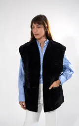 Chaleco de napalan negro, diseño reversible, sin mangas, con corte recto y bolsillos laterales.