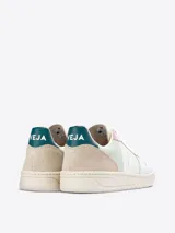 Championes Veja modelo V-10, con capellada de gamuza y cuero en colores celeste, rosa, verde y beige. Logo "V" en cuero blanco en los laterales y talón en verde oscuro.