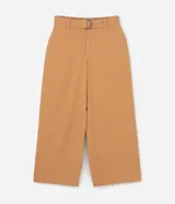 Pantalón pantalona color beige, de tiro alto, con cintura fija, trabillas, cierre tradicional, bolsillos, elástico trasero y cinturón con hebilla redonda.