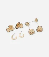 Set de tres pares de aros dorados con diferentes diseños florales. Incluye un par de aros tipo argolla, un par de aros con forma de flor y un par de aros colgantes con forma de flor.