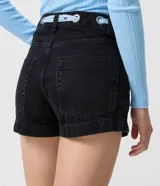 Short de jean negro de tiro alto con bolsillos delanteros y traseros, cierre con botón y cremallera, e incluye un pañuelo celeste con lunares y ojales metálicos para usar como lazo en la cintura.