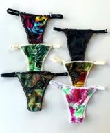 Pack de tres tangas estampadas con tiras finas ajustables en los laterales.