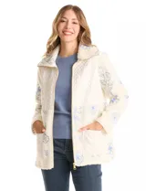 Chaqueta de corte relajado confeccionada en tejido tipo corderito color crema, combinada con paneles de matelassé en el frente y bolsillos. Presenta un delicado bordado floral en tonos azules sobre el corderito, cierre frontal metálico dorado y bolsillos de parche delanteros.