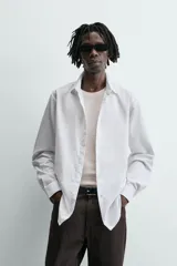 Camisa slim fit de algodón color celeste, con cuello italiano, manga larga y puños con botón. Cierre frontal de botonadura.