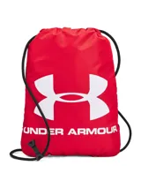 Mochila tipo saco Under Armour, color rojo con logo y nombre de la marca estampados en blanco. Cuenta con cordones negros ajustables y clip de seguridad en el esternón.