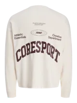 Buzo de manga larga color blanco roto (sea salt) con cuello redondo y calce oversize cropped. Presenta un estampado gráfico en la espalda con texto en color borgoña, incluyendo las palabras "RESPORT", "ATHLETIC ESSENTIALS", "CREATIVE DEPT." y el año "1990".