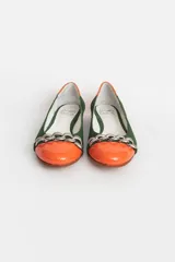 Ballerinas de cuero verde con puntera de charol naranja y aplique de cadena níquel.
