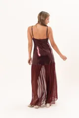 Vestido largo bordó con acabado brillante en el torso y tirantes finos, con falda larga semitransparente de tejido de red.