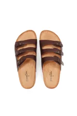 Sandalias marrones con tres tiras ajustables con hebilla y plantilla de corcho.