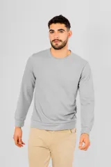 Buzo de manga larga color gris claro, con cuello redondo y detalle de costura en forma de V en la parte delantera del cuello. Presenta textura tipo waffle o panal de abeja.