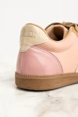 Zapatillas deportivas Lemon de cuero y gamuza color rosa, con cordones y suela de goma marrón.