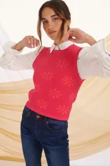 Chaleco de punto lila con estampado de flores naranjas.