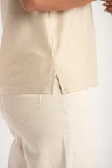 Remerón de manga corta, cuello redondo y calce oversize, en tejido de punto con brillo sutil.