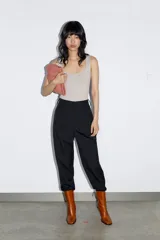 Camiseta blanca ajustada de poliamida con tirantes anchos y escote redondo.