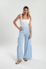 Pantalón de tiro alto color celeste, con corte palazzo y detalle de volados en la parte inferior de la pierna.