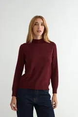 Polera de punto color bordó, con cuello alto y mangas largas, de diseño clásico y ajuste recto.