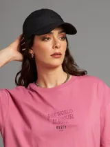 Gorro tipo béisbol negro con diseño acolchado de flores y parche con la letra "R" en el frente.