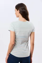 Remera de manga corta y cuello redondo, confeccionada en algodón con diseño de rayas horizontales en tono beige, rosado y azul marino.