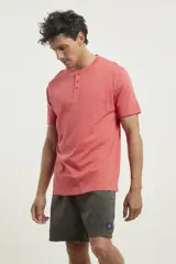 Remera color verde con cuello redondo y media botonadura.