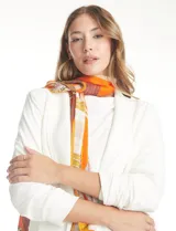 Pashmina de seda y cashmere estampada en blanco y azul marino, con diseño de texto y rayas.