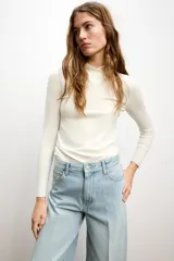 Jeans de tiro medio con corte tapered y largo completo. Presentan diseño de cinco bolsillos, trabillas en la cintura y cierre frontal con cremallera y botón, con un acabado de efecto lavado.