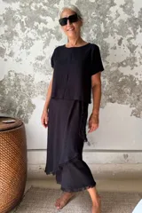 Remera color beige de lino tusor, de corte recto y manga corta.