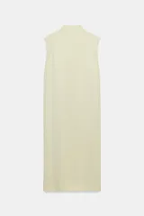 Vestido midi de Zara Woman Collection confeccionado en hilatura de viscosa con tejido satinado, de color beige. Presenta cuello subido, diseño sin mangas (manga sisa), bajo recto con aberturas laterales y cierre en la espalda con alamares.