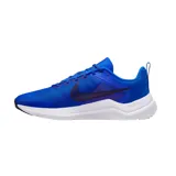 Championes de running Nike Downshifter 12, color negro con detalles en rojo y suela blanca. Presentan el logo de la marca en el lateral y un diseño ligero y transpirable.