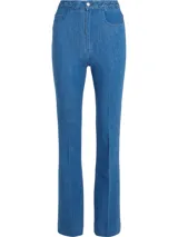 Pantalón de jean azul de pierna ancha y talle alto, con detalle de cintura trenzada, cierre de botón y cremallera, diseño de cinco bolsillos y logo de Tommy Hilfiger bordado en los bolsillos delantero y trasero.
