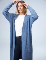 Cardigan largo tejido de punto color celeste, marca Elle, con bolsillos delanteros.