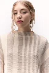 Sweater tejido de punto a rayas texturizado con lurex, color verde y azul. Cuenta con un calce oversize, mangas tres cuartos y cuello bote.