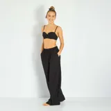 Sujetador bandeau negro de encaje con relleno y breteles desmontables.