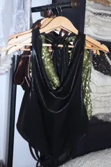 Top negro con cuello cascada y breteles para atar al cuello.