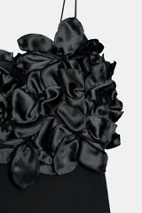 Vestido midi negro de punto con tirantes finos, escote recto adornado con aplicaciones de flores tridimensionales de tela satinada y abertura en la espalda.