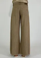 Pantalón de jean de corte ancho, color beige, con bolsillos delanteros y traseros.