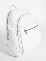 Mochila negra de cuero sintético con bolsillo frontal con cierre plateado y tiracierres azul.