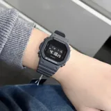 Reloj digital Casio G-Shock modelo DW5610UU-8DR, con caja y correa de resina color gris y esfera de 44mm.