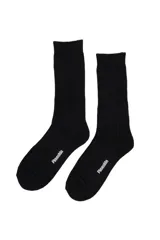 Medias de caña larga con diseño acanalado, color negro, con el logo de la marca estampado en blanco en el lateral.