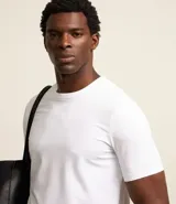 Remera de manga corta, cuello redondo y calce ajustado (slim fit), confeccionada en tejido maquinetado de poliamida y elastano.